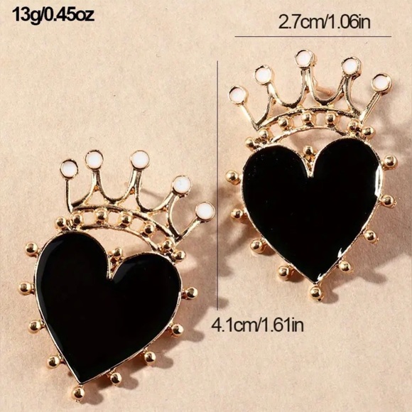 🖤👑 Black and Gold ‘Queen of Hearts’ Stud Earrings - Picture 3 of 3